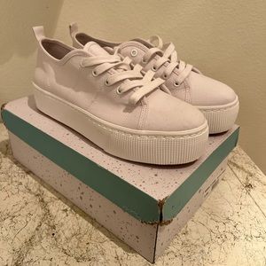 Abound platform sneakers. Size 9. White